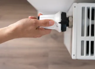 Ni še čas: strokovnjak razkriva, pri koliko stopinjah bi morali vklopiti ogrevanje The white thermostat for adjusting the temperature of the central heating radiator is set to the off position.