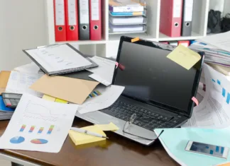 Vse za pisarno na enem mestu: Kako ustvariti najboljšo pisarno? View of a untidy and cluttered desk