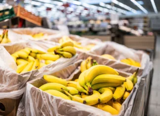 Če vidite takšne banane, jih nikar ne kupujte! Lahko resno škodijo vašemu zdravju … Boxes With Fresh Ripe Bananas In Supermarket