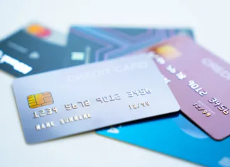 Koliko kreditnih kartic bi morali imeti? Nasveti finančnega strokovnjaka vas bodo presenetili Credit cards stacked on white background