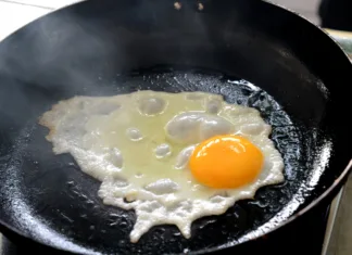 Kuharica razkrila recept za popolno pečeno jajce: skrivnost uspeha je v eni stvari … Fried egg in bacon grease.