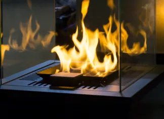 Kamini na bioetanol: Prednosti in slabosti Modern bio fireplot fireplace on ethanol gas. Smart ecological alternative technologies. Contemporary biofuel on ethanol close-up. Energy saving innovation. Interior inside a house