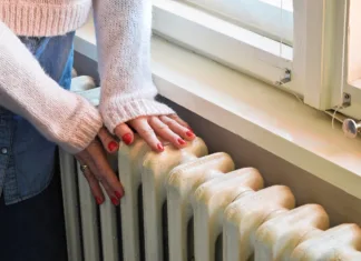 To napako z radiatorji dela večina ljudi, a mogoče jo je rešiti v samo dveh sekundah Old heavy duty radiator heats the room in best way