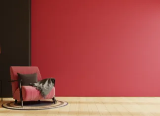 7 trendov v notranji opremi, ki se vračajo z letom 2025 Viva magenta wall background mockup with armchair furniture and decor.3d rendering