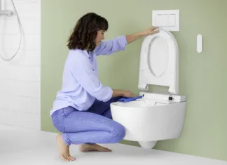 Enostavno čiščenje WC-ja Ženska čisti straniščno školjko