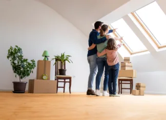 Toplotna izolacija podstrešja – izognite se toplotnim izgubam Družina gleda skozi podstrešno okno