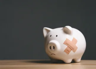 Varčevanje ni več misija nemogoče: ‘Povečajte’ stanje na bančnem računu s temi 7 preprostimi koraki Broken piggy bank with band aid bandage or plaster in finance background concept for economic recession, depression or bankruptcy