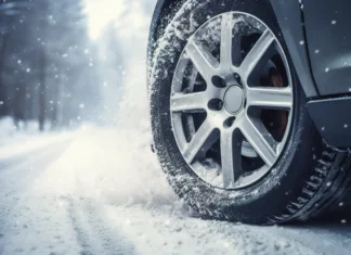 Na koliko barov? Mnogi vozniki pozimi nepravilno ‘pumpajo pnevmatike, a le en način se izkaže za pravilnega Car on winter tires drives through a snow-covered road. Seasonal change of tires from summer to winter