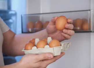 Znani chef opozarja: Jajc nikoli ne hranite v hladilniku, tukaj je razlog … Close up of a man putting fresh eggs into refrigerator.