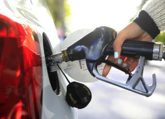 Ko izstopite iz avtomobila in greste natočiti gorivo, se dotaknite vozila – to vam lahko reši življenje Close-up of a person refueling diesel at a petrol station