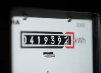 Zakaj uporaba toplotnih črpalk in klimatskih naprav ne bo bistveno vplivala na višji obračun omrežnine? Close-up of an electricity meter