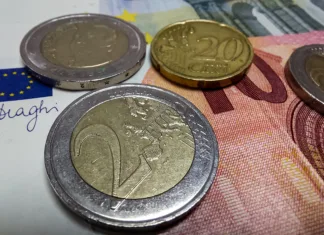 Kovanec za dva evra, ki vam lahko prinese kar 25.000 evrov! Preverite svoje denarnice, išče se poseben kovanec Euro coins and bills, European currency. Closeup of 2 Euros.