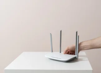 Noro hiter Wi-Fi signal! Z enim predmetom iz kuhinje do močnejšega in boljšega interneta hand push the power on button of the wifi router, internet connection equipment