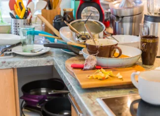 Stvari, ki jih ne smete imeti v hiši, ker prinašajo nesrečo, finančne težave … Messy kitchen with pile of dirty dishes. Compulsive Hoarding Syndrome