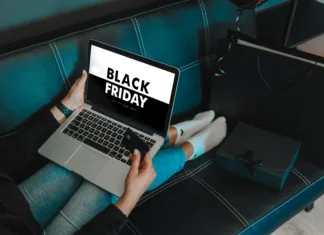 5 nasvetov za nakup pohištva med črnim petkom Online payment, Women hands holding credit card and using laptop for online shopping. Black Friday and Cyber Monday Concept