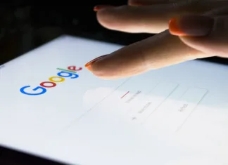 Če v brskalnik vpišete teh 6 besed, postanete tarča hekerjev! Šokantno odkritje vznemirilo uporabnike Sankt-Petersburg, Russia, November 8, 2017: A woman's hand is touching screen on tablet computer iPad Pro at night for searching on Google search engine. Google is the most popular Internet search engine in the world. Photo taken at company office.