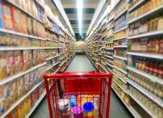 Kako privarčevati pri vsakodnevnih nakupih? Shopping cart with food in the supermarket 
