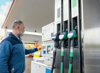 Nikar ne hitite na bencinsko črpalko! To se bo opolnoči zgodilo z gorivi … A man at the gas station filling the tank of his car with diesel to the top level before a long journey as fuel prices is going up