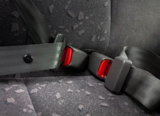 Čemu služi gumbek na varnostnem pasu? car three-point safety belt, buttoned, the concept of road safety, life and health of the driver and passengers, compliance with traffic rules