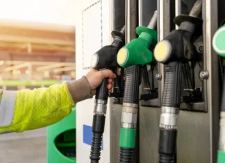 Ojoj, na silvestrovo prihajajo nove cene bencina in dizla Colorful petrol and diesel nozzles of the dispenser machine at the gas fuel station