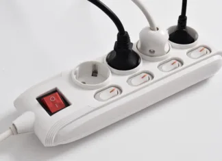 Te naprave nikakor ne priključujte na podaljšek! Gre za najpogostejši vzrok požarov v domu Electrical plug in outlet socket at home isolated on white background, Outlet, Electric Plug, Power Cable, a power button and a connected electrical plug