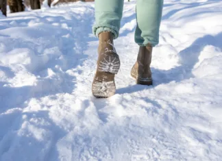 S tem trikom bodo vaši škornji postali vodoodporni! Vaše noge pa bodo ostale suhe tudi v najhujši zimi … Feet in winter boots walking on crisp, fresh snow. Walking on snow with winter boots. Warm clothes. Close-up.