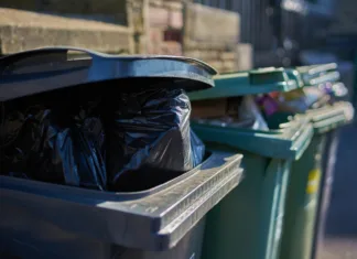 Pozor, s 1. januarjem ta vrsta odpadkov ne sme več v črni zabojnik! Gray and green garbage cans overfilled with domestic refuse