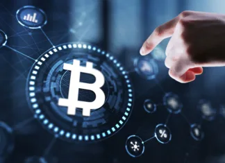 Pozor pri vlaganju v kriptosredstva, na to opozarjajo pristojni Polygonal bitcoin background technology concept 2024.