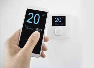 Tudi to zimo boste za ogrevanje preplačali do 30 odstotkov: tukaj je nasvet, kako to preprečiti iz sezone v sezono! regulating the temperature from the smartphone and controlling the digital thermostat with finger pressing button