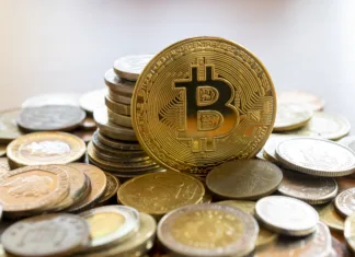 Bitcoin podrl rekord: presegel je mejo 100.000 dolarjev! São Paulo, Brazil - December 2, 2021: Bitcon currency rising amidst several currencies. Virtual cryptocurrency concept. Bitcoin is a digital asset, used to buy and sell products and services over the internet.