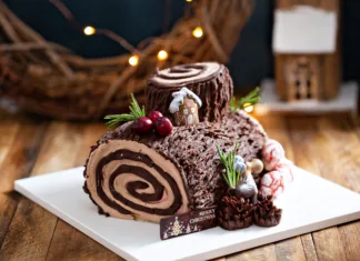 Zakaj so rolade priljubljene po vsem svetu Yule log roll cake for Christmas decorated with chocolate ganache