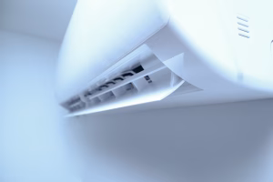 Vklapljati in izklapljati ali pustiti, da deluje neprekinjeno? Tako klimatska naprava porabi najmanj električne energije
