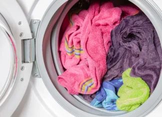 Ste vedeli, da lahko tudi oblačila ‘dostikrat ujamejo gripo’? Tako se pozimi znebiti kontaminacije vaših najljubših modnih kosov Colored towels in washing machine after washing.