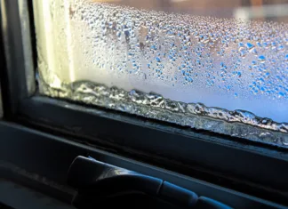 Ta ženska je za vedno rešila težavo s kondenzacijo vlage, stalo jo je manj kot 3 evre Ice and condensation forming on a window.