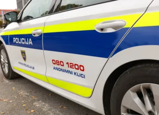 To se bo po novem zgodilo tistim, ki izkoriščajo reševalni pas in vozijo po sredini Kranj, Slovenia - October 21, 2022: Slovenian police patrol car parked in front of the police station in Kranje.. Police car with the lettering "Policija".