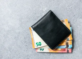 Barve denarnic, ki privlačijo denar: te nabavite takoj, kopali se boste v denarju Leader black partmone with euro money. Bills in the wallet for commerce concept. Space for text.