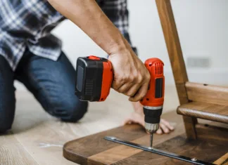 Top 5 projektov za samogradnjo, ki vam prihranijo denar Man using hand drill to assemble a wooden table