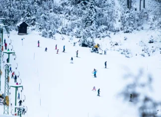 To je poceni termin za smučanje! Hrvati množično jemljejo otroke iz šole, da ulovijo 30 odstotkov ugodnejše aranžmaje people skiing on slopes in winter scenery in Kranjska Gora in Julian Alps, Slovenia