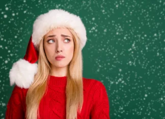 Verjame se, da prinašajo nesrečo in revščino! 6 stvari, ki jih v novem letu nikakor ne smete storiti Photo of unhappy young upset doubtful woman look empty space christmas season isolated on green color background