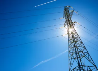 Še ena podražitev? Spor med vlado in Agencijo za energijo pri novi omrežninski reformi Silhouette of a high voltage tower in Spain