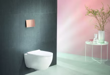 Neposredna primerjava WC školjk s ciklonskim splakovanjem – Geberit Acanto je zmagovalec testa