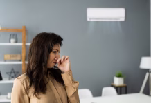 Zakaj klima oddaja čuden vonj? To so glavni razlogi za smrdljivo klimatsko napravo Air Conditioner Odor At Home. Upset Woman