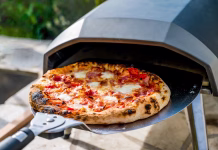 Peči za pico: Vse, kar morate vedeti, preden jo kupite Making homemade pizza in portable high temperature gas pizza oven. Delicious pizza is baking in gas oven furnace for home made Neapolitan pizza. Special gas fueled pizza oven for picnic or party.