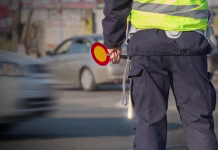 Pozor, to je seznam kazni na Hrvaškem: 30 evrov za odprto okno Traffic cop waiting to write a ticket.