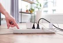 Električar opozarja: Teh naprav nikoli ne smete priključiti na podaljšek – tvegate požar v lastnem domu! Electrical plug in outlet socket at home. Energy efficiency concept