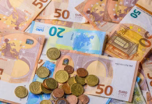 Znano je! Očitno bomo prejemali toliko božičnice … Euro banknotes on the table. Close up of euro cash money background, concept of finance and good earnings