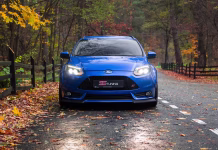 Focus bo postal električni SUV: Ford se skuša na vse načine prilagoditi trgu Front view of sporty Ford Focus hatchback on a rural road on rainy autumn day with lots of fallen leaves. Ukraine - October 31 2017