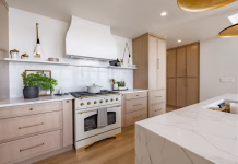 To je naprava, ki porabi toliko elektrike kot 65 hladilnikov (tudi ko je izklopljena) in jo ima doma skoraj vsak! Interior rooms of an ocean front  home with floor to ceiling windows vaulted ceiling elegant spacious blue sky waterfront modern kitchen dining room entry foyer bedroom small home office area post and beam glass railing staircase loft bathrooms are white with marble granite and glass shower free standing bathtub modern appliances