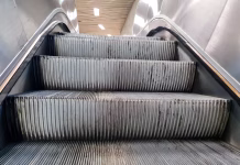 Kaj točno počnejo krtače na tekočih stopnicah? Steps, Escalator, Moving Up, Public Transportation, Subway Station