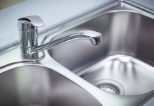 Nenavadno, a deluje! Z moko boste pomivalno korito spolirali, da se bo svetilo za vse večne čase Close up shot for the clean chrome tap and  washbasin in a kitchen